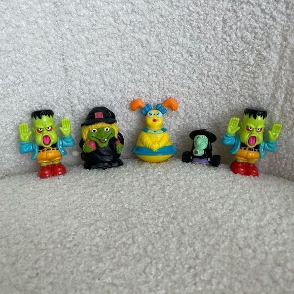 5 Vintage Small Toys McDonald's1991 Witch Gravedale High Frankentyke Cleofatra - Picture 1 of 4